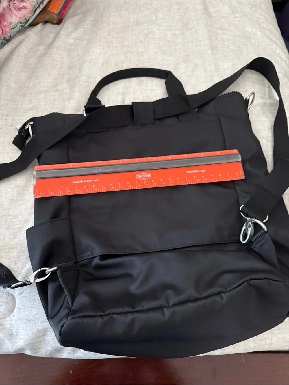 Baggallini Black women’s Convertible Messenger Backpack